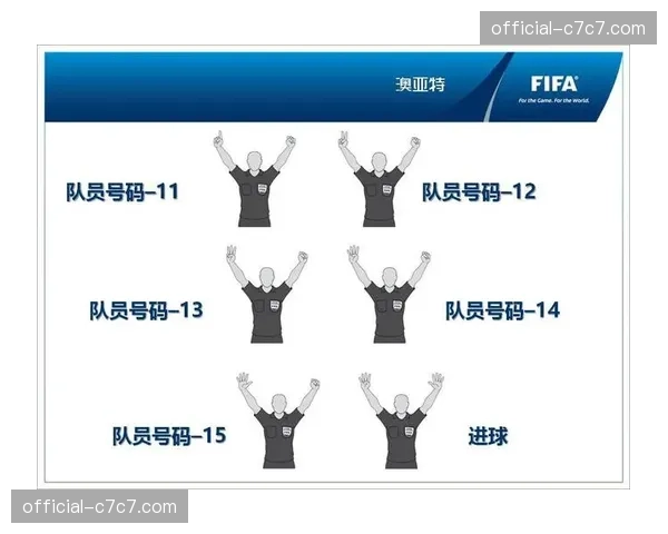 场边观察：摩纳哥助理教练全程站立指挥，频繁用手势提醒球员转换时的站位间距