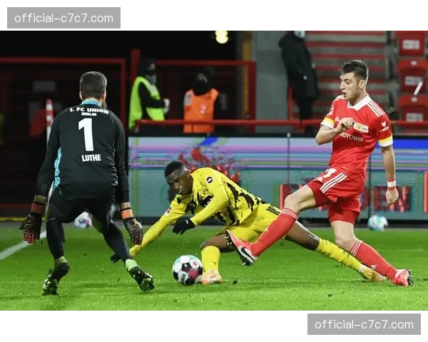 战术分析：拜仁慕尼黑对阵多特蒙德，图赫尔与泰尔齐奇的边路博弈