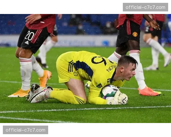 裁判赫布·迪恩因一次有争议的站立分离决定,遭网络批评 裁判赫布·迪恩因一次有争议的站立分离决定,遭网络批评