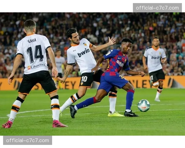 西甲联盟青训营引入虚拟现实设备，专项训练年轻球员定位球攻防