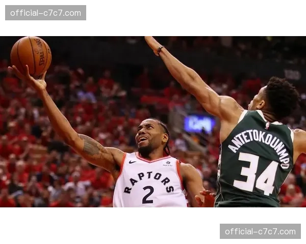 镜头捕捉：猛龙主场对阵公牛，场边出现猛龙名宿凯尔·洛瑞，引发观众欢呼