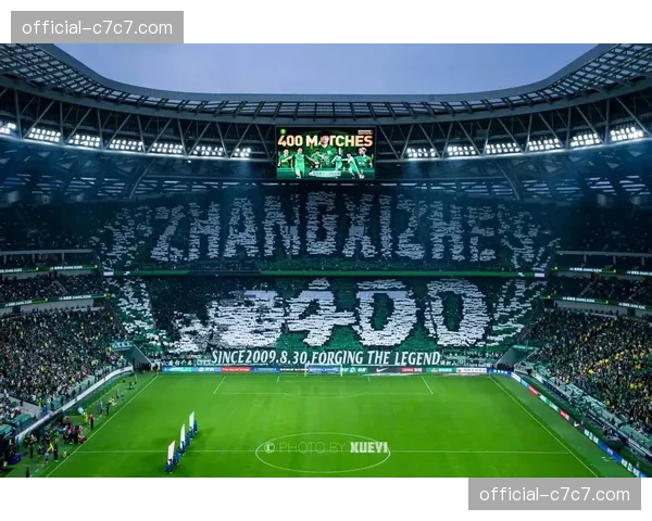 勒沃库森主场北看台打出巨型Tifo，致敬即将离任的俱乐部体育总监罗尔费斯